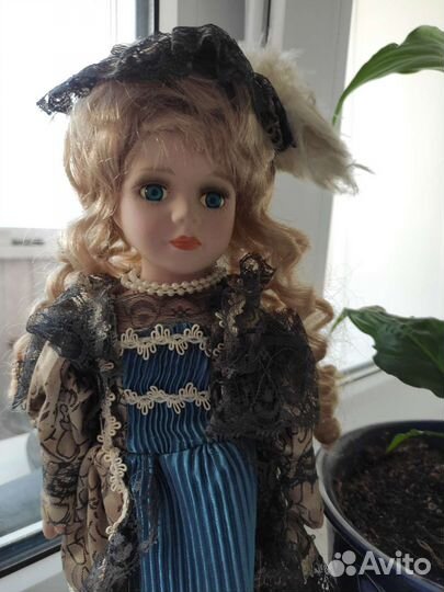 Кукла фарфоровая