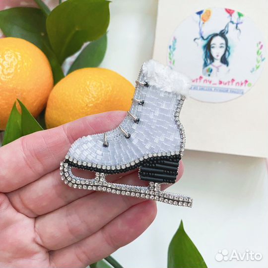 Брошь ручной работы «Фигурный конёк»