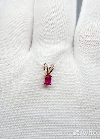 Золотая подвеска с рубином