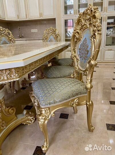 Большой обеденный стол и стулья