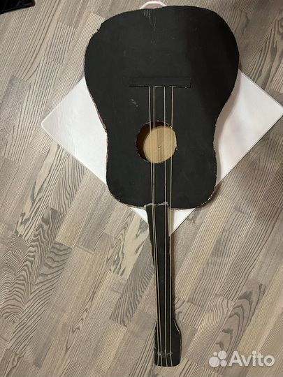 Гитара из картона, декорация