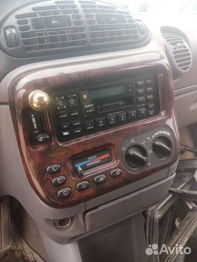 Рамка в торпедо Chrysler Voyager 3