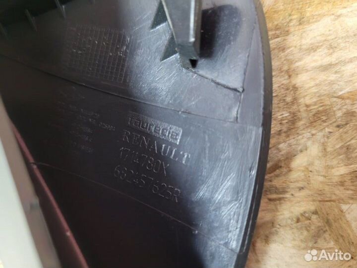 Накладка торпедо правая Nissan Terrano