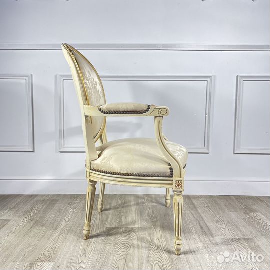 Антикварное кресло с круглой спинкой в стиле Людовика XVI