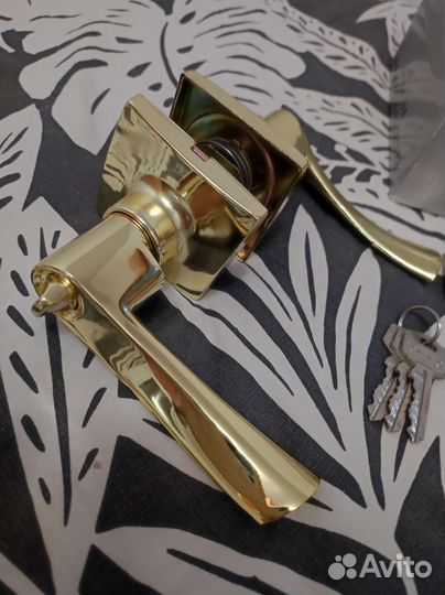 Дверная ручка с замком новая