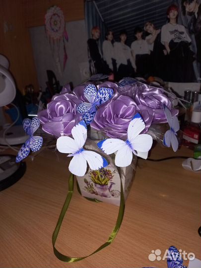 Букет из атласных лент и бабочек. В коробке