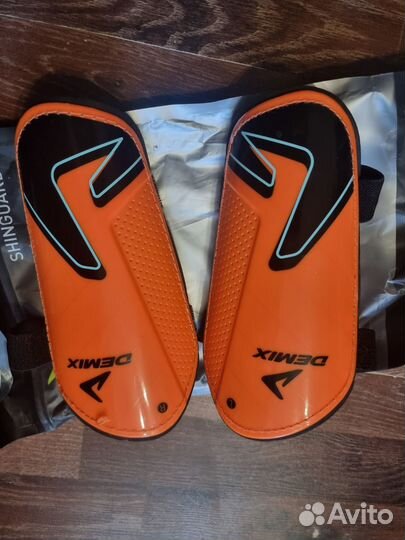 Щитки футбольные