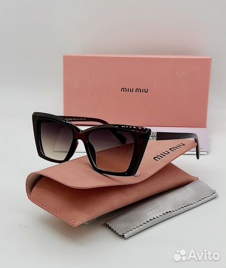 Солнцезащитные очки Miu Miu