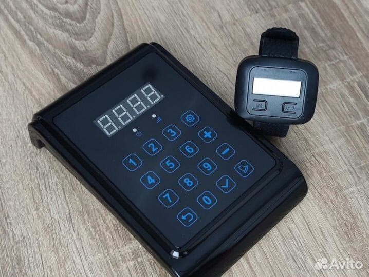 Пульт и часы официанта для вызова на кухню