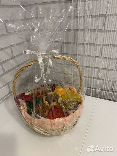 Корзина с подарком