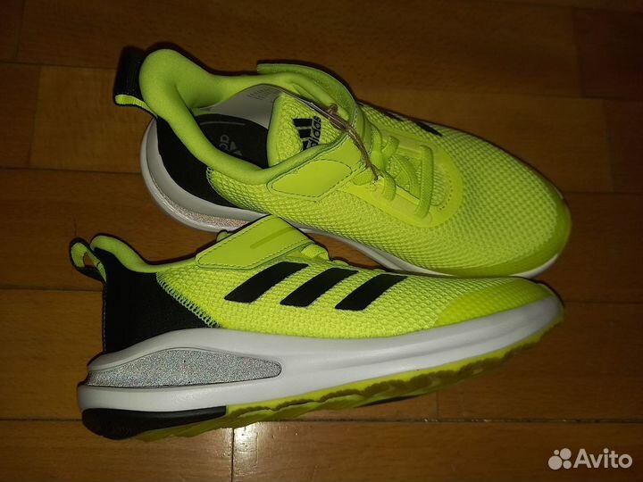 Кроссовки Adidas новые