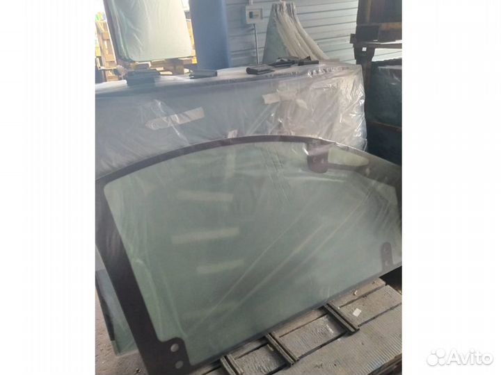 Стекло дверное левое нижнее John Deere