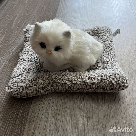 Кот белый из меха