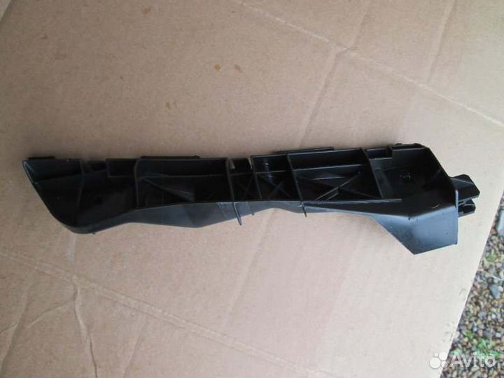 Крепление бампера переднее правое Toyota Avensis