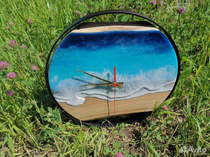 Настенные часы из слэба ореха с волнами