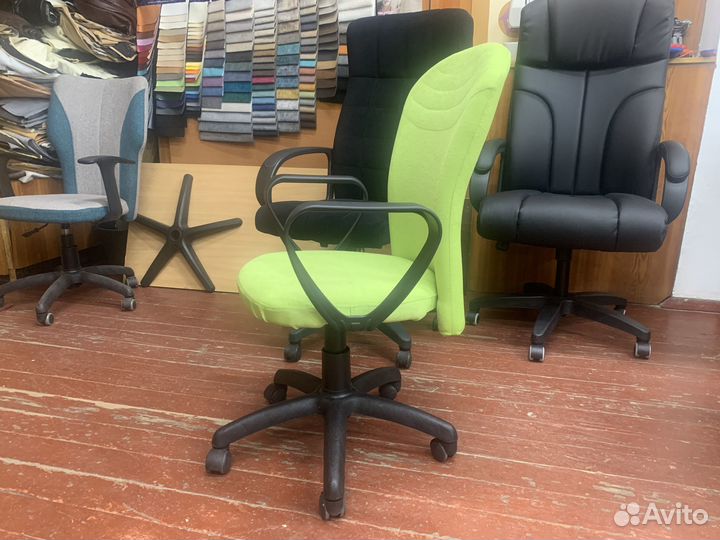 Небольшое компьютерное кресло в ткани