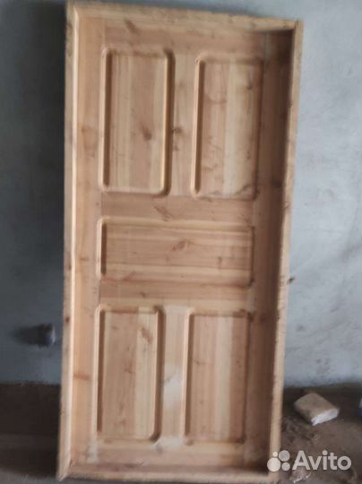 Дверь деревянная новая