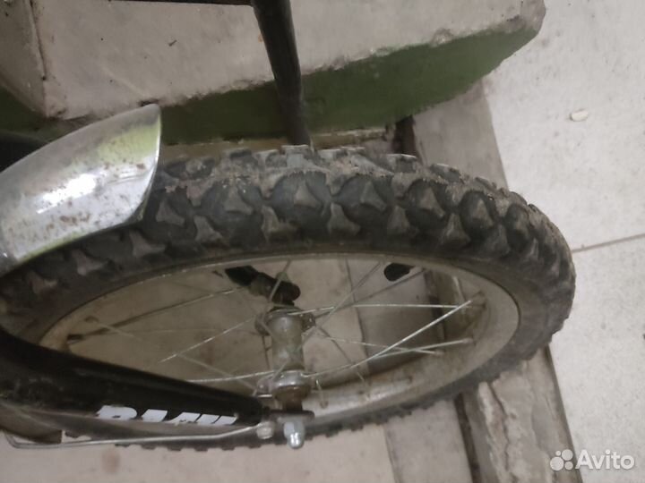 Детский велосипед с боковыми колесами