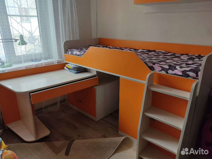 Детский уголок с кроватью и столом