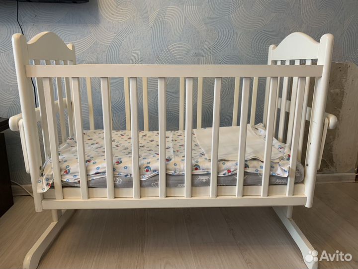 Детская кроватка с поперечным маятником