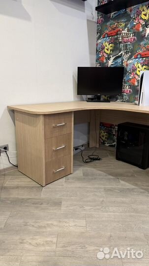 Угловой письменный стол