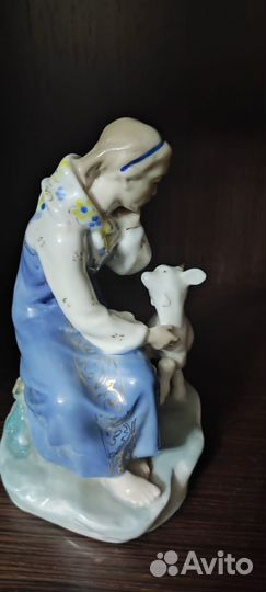 Фарфоровая статуэтка Алёнушка