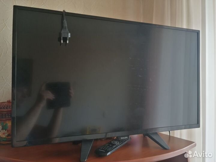 Продам телевизор Philips на запчасти