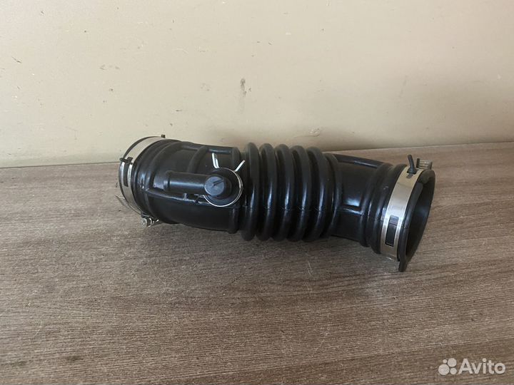 Патрубок воздушного фильтра Nissan Note E11 HR16