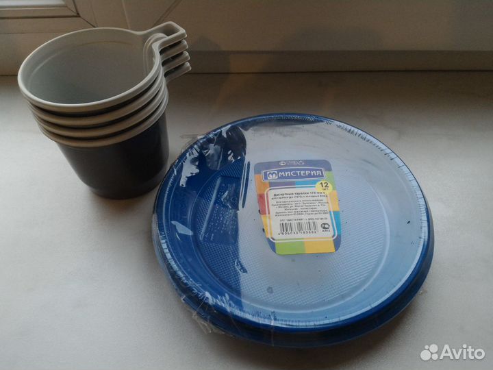 Пластиковые тарелки и стаканы