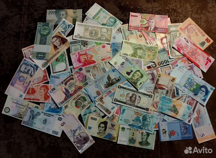135 иностранных банкнот с разных стран мира