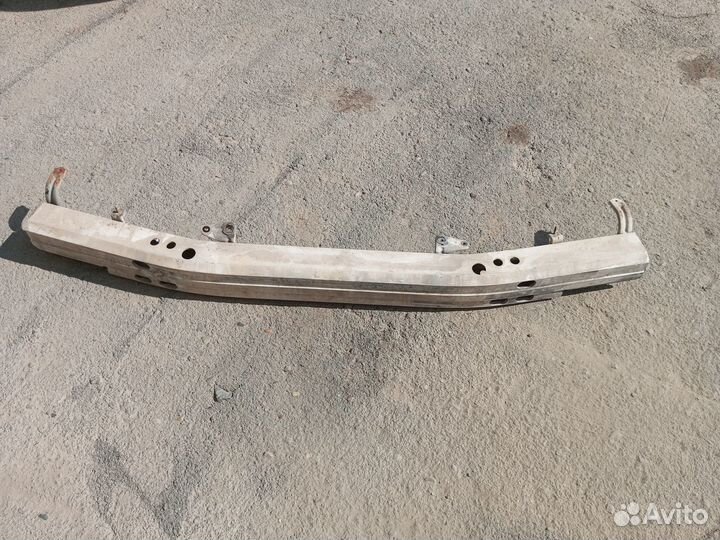 Усилитель переднего бампера Toyota LC 200