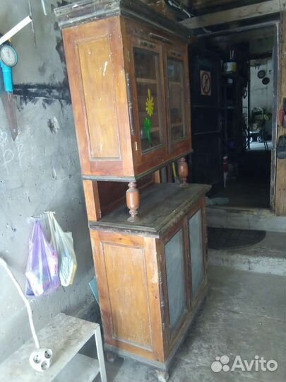 Старинный антикварный шкаф буфет