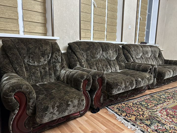 Диван и люстра