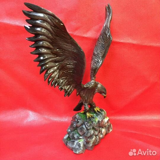 Орел из кедра