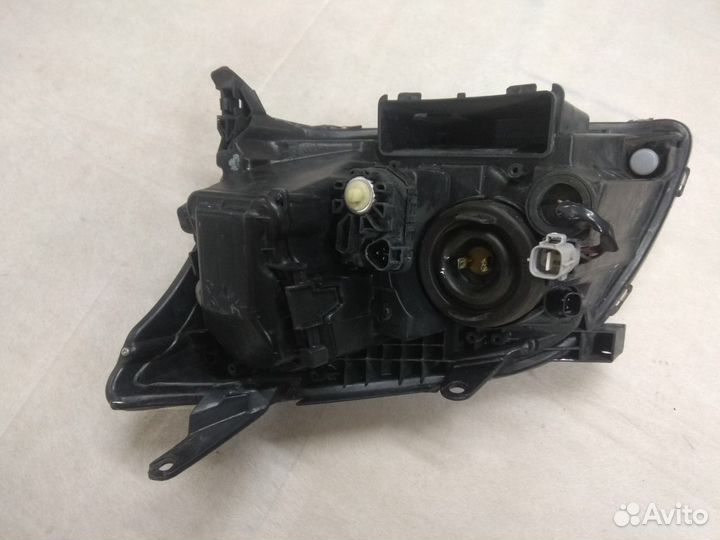 Фары на Toyota Avensis 250