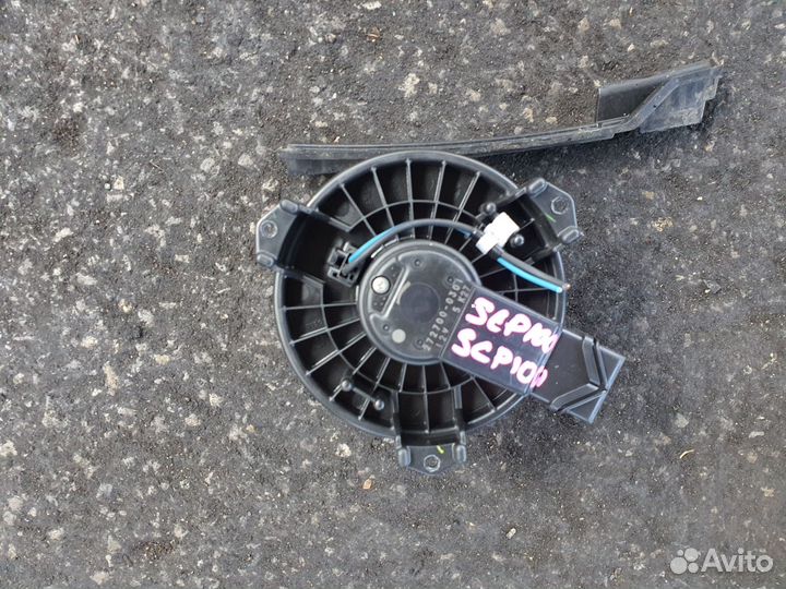 Мотор печки c Toyota Vitz SCP90 2SZ-FE