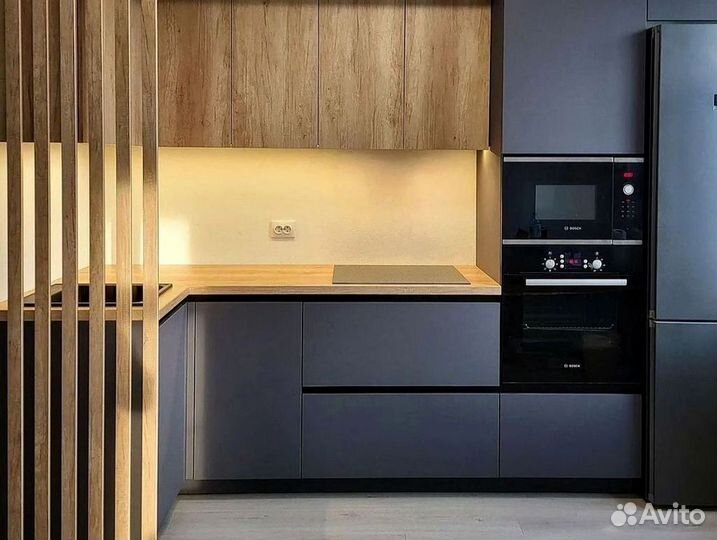 Угловая кухня под потолок