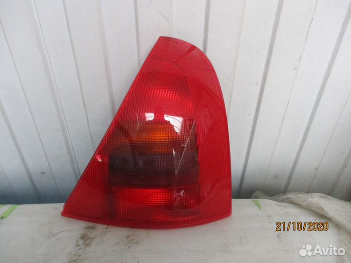 Задний фонарь правый renault clio 09.98
