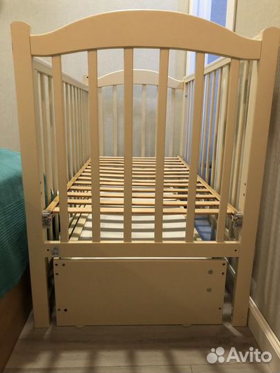 Детская кроватка универсальным маятником и ящиком