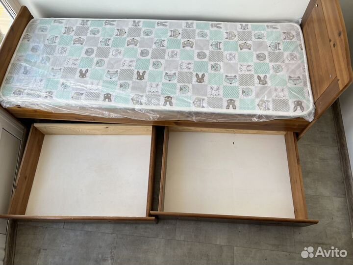 Детская кровать с матрасом и наматрасником
