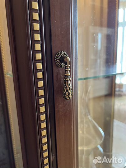 Витрины для посуды и тумба тв