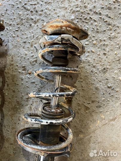 Стойка амортизатора задняя Mazda 626 GE