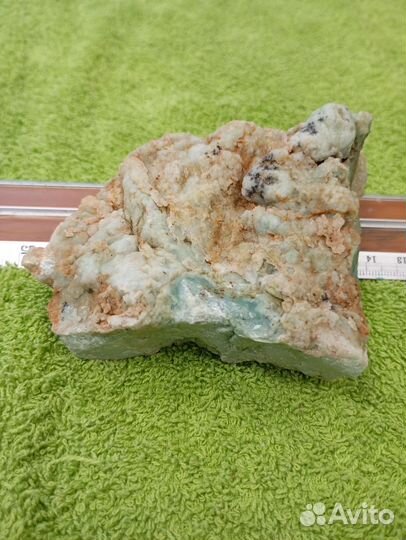 Хризопал в породе