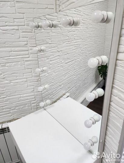 Гримерный столик с зеркалом и подсветкой