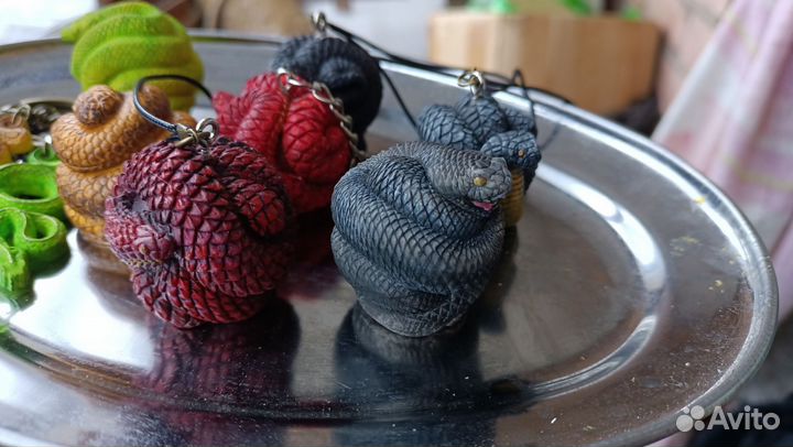 Новогодние шары или брелки змеи, кобра, символ