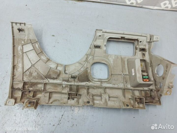 Консоль под рулевой колонкой Renault Megane K4M