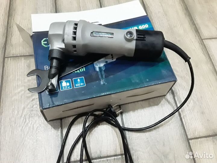 Продаю электрические вырубные ножницы по металлу