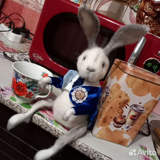 Вязаный заяц. Ручная работа