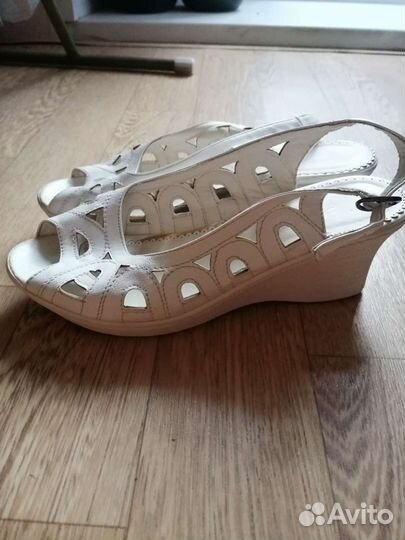Босоножки женские