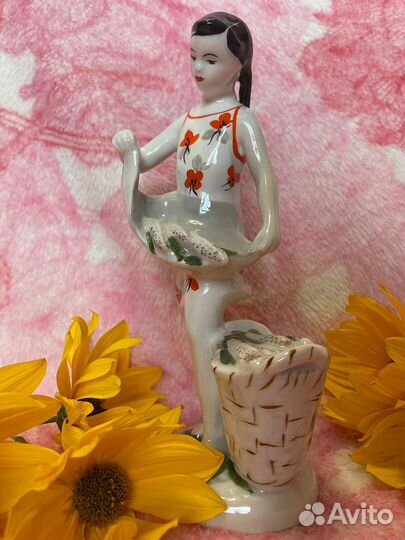 Статуэтка девушка с кукурузой лфз 1960 СССР